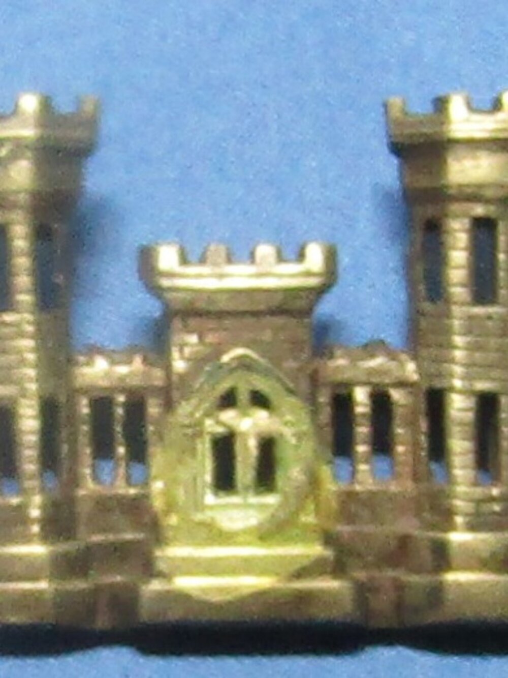 2 souvenir pins shaped like castles - Scotland-London?